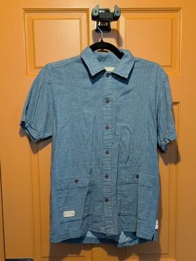 Men's Short-Sleeve Button-Front Shirt in Light Blue